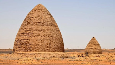 خلية النحل.. مدافن غامضة بين الرمال والتهديدات في السودان